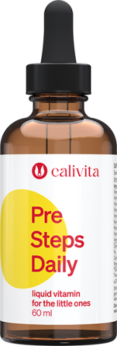 Pre Steps Daily Calivita – butelka z płynnym suplementem witaminowym o smaku pomarańczy z kroplomierzem, przeznaczonym dla dzieci powyżej 3 roku życia i dorosłych.